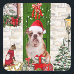 Adesivo Quadrado Inglês Buldogue Christmas<br><div class="desc">O Natal do Bulldog Inglês sentado do lado de fora da casa decorada com coroa de Natal,  a árvore de Natal é uma ideia perfeita de presente de Natal para amantes de cães.</div>