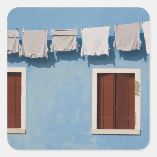 Adesivo Quadrado Itália, Burano. Roupas penduradas e janelas ao lon