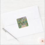 Adesivo Quadrado Jardim do Artista em Vétheuil por Claude Monet<br><div class="desc">O Jardim do Artista em Vétheuil está pintando por Claude Monet apresentando um pequeno pé de criança diante de nós em um caminho coberto pelo sol que corre pelo centro de um jardim dominado por torres de girassóis amarelos e laranja queimados. Atrás da criança, uma mulher e outra criança ficam...</div>