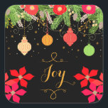 Adesivo Quadrado Joy Bright Christmas Baubles Ornaments and Flowmen<br><div class="desc">Enfeites de natal de cor brilhante pendurados na árvore com flores do estilo Poinsettia e a palavra Joy em uma fonte de texto decorativo dourado. O fundo preto faz as cores brilhantes realmente se destacarem. Um design perfeito para a época da Feliz e Bright.</div>