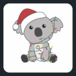 Adesivo Quadrado Koala Christmas Snow Winter Animais Koalas<br><div class="desc">O Koala para o Natal com luzes de fadas. Animais engraçados com presentes e neve até as férias. Também é engraçado para o Natal em julho. Os coalas são animais doces e perfeitos para o Natal.</div>