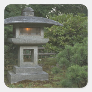 Adesivo Quadrado Lâmpada de pedra iluminada no Jardim Japonês