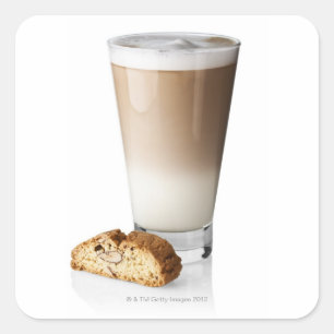 Adesivo Quadrado Latte de Caffe com biscotti, no fundo branco,