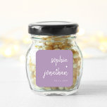 Adesivo Quadrado Lavanda de Script Minimalista Moderna | Casamento<br><div class="desc">Estes adesivos de casamento elegantes e minimalistas exibem tipografia branca moderna e texto limpo,  sans serif em um fundo branco de luz lavanda pastel roxo para um design simples e na moda que você vai adorar.</div>