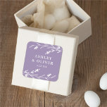 Adesivo Quadrado Lavanda russa Floral Wildflower Weding Favor<br><div class="desc">Este encantador adesivo rústico de favor de casamento apresenta um lindo fundo roxo lavanda com flores brancas e tipografia elegante. É a design perfeita para um casamento rústico,  mas elegante,  e coordena-se com a nossa coleção rustica de Wildflower...  Consulte a coleção design para obter mais itens.</div>