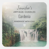 Linda cachoeira em uma vela de montanha