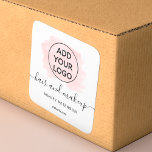 Adesivo Quadrado Logotipo rosa pincelada tipografia cabelo maquiage<br><div class="desc">Logotipo branco branco preto cor-de-água rosa pincelada pincelada simples tipografia cabelo maquiagem</div>