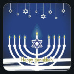 Adesivo Quadrado Luzes de velas do Hanukkah Star Menorah<br><div class="desc">Celebrar o Festival das Luzes em estilo com estes encantadores adesivos Felizes de Chanucá. Esta design festiva apresenta uma menorah candelabro branca sobre um fundo azul com Happy Hanukkah escrito no fundo em ouro. Pequena decorativa Magen David ou Estrela de David pendura do topo da design. Excelente para presentes, cartas,...</div>