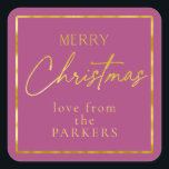 Adesivo Quadrado Magenta Dourada Merry Christmas ID1009<br><div class="desc">Se você está se perguntando que combinações de cores escolher para sua decoração de Natal e presentes este ano, eu criei coleções de padrões coordenadores para tornar a vida um pouco mais fácil. Este adesivo 'Feliz Natal' apresenta um fundo magenta e um texto dourado com uma modelo para adicionar seu...</div>