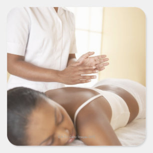 Adesivo Quadrado Massagem traseira. Mulher que recebe uma massagem
