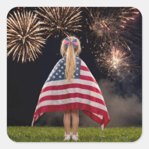 Adesivo Quadrado Menina Pequena Envolta em uma Bandeira Americana