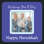 Adesivo Quadrado Mensagem FELIZ HANUKKAH FOTO<br><div class="desc">Adicione sua foto e personalize sua mensagem de Férias. 
Eu amo pintura e design! Espero que você goste da minha arte.</div>