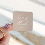 Adesivo Quadrado Moderno Elegante Script Taupe Love & Obrigados<br><div class="desc">Esta bela design faz parte de uma coleção inteira! Misture e combine cores e uva seus hóspedes com estes designs lindos e clássicos.</div>