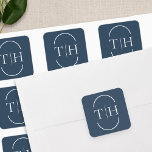 Adesivo Quadrado Monograma de Casamento Azul do marinho em Quadro O<br><div class="desc">Etiquetas de casamento monogramadas com noiva e iniciais de noivo e divisor decorativo moldadas com uma estrutura oval em forma de zenge dividido. Elegante e simples de coordenar com muitas suites de casamento e uma combinação perfeita para a minha coleção de Cores de Casamento, contendo convites, papelaria e decoração do...</div>