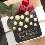 Adesivo Quadrado Natal Preto, Dourado, Feita À Mão Para Você<br><div class="desc">Crie adesivos para etiquetar suas mercadorias,  biscoitos,  doces,  doces,  doces,  doces,  favoritos para festas e mais com elegantes ornamentos brancos e dourados da árvore de Natal em um fundo preto com sua mensagem em caracteres quicos. CORRESPONDENDO a itens na nossa loja.</div>