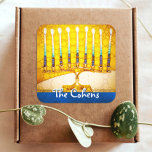 Adesivo Quadrado Nome Personalizado Elegante de Hanukkah Dourado Am<br><div class="desc">Uma fotografia de perto de uma foto brilhante, colorida, da menorah da arte amarela dourada ajuda-o a inaugurar o feriado de Chanucá. Sinta o calor e a alegria da temporada de férias sempre que você usa este incrível e colorido adesivo Chanucá. Cartões, carimbos, sacos de tote, servindo bandejas e outros...</div>