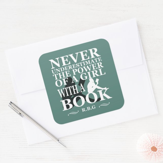 Adesivo Quadrado Nunca subestime o poder de uma garota com livro (Envelope)