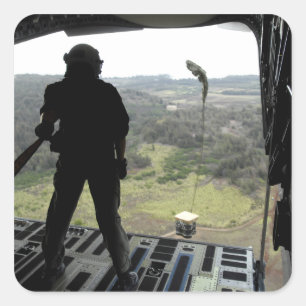 Adesivo Quadrado O aviador olha um pacote da prática cair