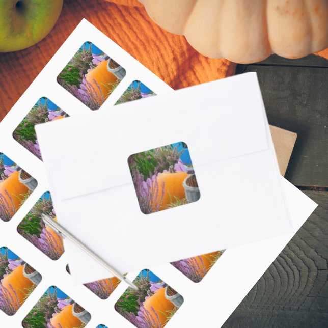 Adesivo Quadrado O jardim ainda vive com uma abóbora laranja (Criador carregado)