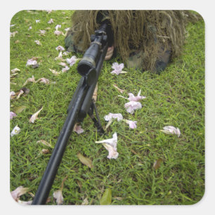 Adesivo Quadrado O soldado pratica táticas do atirador furtivo