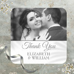 Adesivo Quadrado Obrigado Escrevendo Foto Foto Prata Favor<br><div class="desc">Um elegante obrigado de chic que você coloca para personalizar com sua foto favorita de casamento e seus nomes na tipografia de prata-chica. Projetado por Thisnotme©</div>