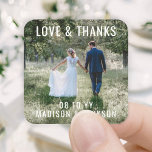 Adesivo Quadrado Obrigados e amor Foto Moderna Casamento Obrigado<br><div class="desc">Adicione um toque personalizado de finalização ao seu casamento. Obrigado pelas notas ou favoritos para festas de recepção com estes adesivos de fotos personalizados quadrados. Foto e texto são simples de personalizar, para que possam ser facilmente usados para anúncios de casamento e convites de chá de panela, cartões salve a...</div>