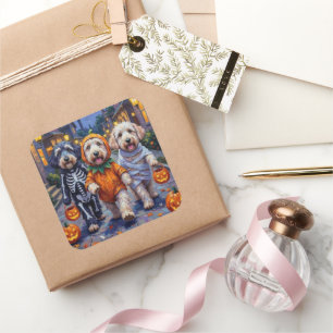 Adesivo Quadrado Old English Sheepdogs Fazendo Trick-or-Treat no Ha