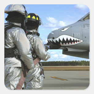 Adesivo Quadrado Os sapadores-bombeiros distribuem uma mangueira de