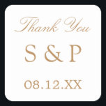 Adesivo Quadrado Ouro Branco Beige Wedding Favor Obrigado<br><div class="desc">Ouro Branco Beige Wedding Favor Obrigado Padrão Quadrado, personalize com as iniciais do casal e a data do casamento, usando o modelo de personalização online antes de fazer o pedido. O adesivo apresenta texto na moda num tom de ouro de bege (aparência falsa de ouro/ouro) sobre um fundo de branco...</div>