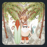 Adesivo Quadrado Papais noeis e surfboard Felry Christmas Beach<br><div class="desc">Este adesivo de Feliz Natal apresenta Papais noeis de surfe e palmeiras com luzes de férias e uma prancha de surfe e palmeiras de fundo. É perfeito para aqueles que vivem,  estão de férias durante o feriado de Natal ou simplesmente adoram a praia. ~</div>