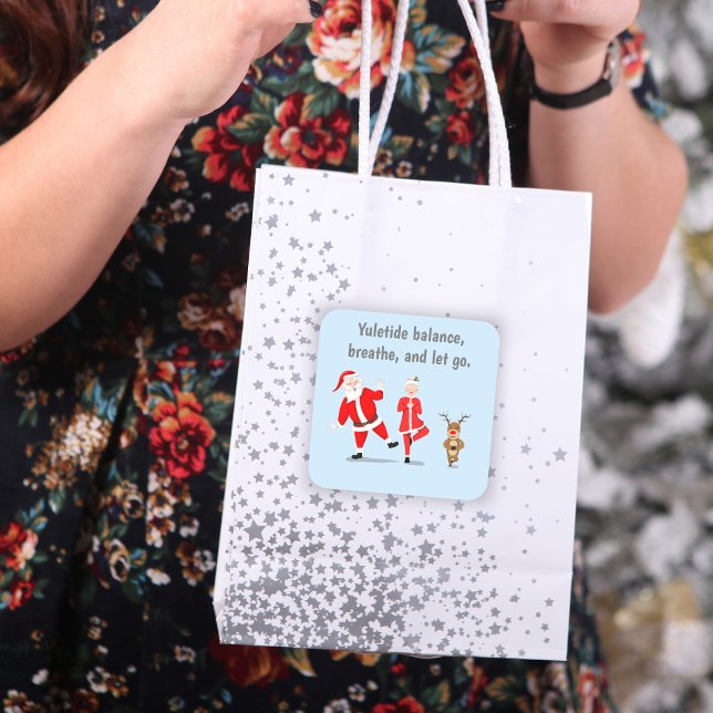 Adesivo Quadrado Papais noeis Tentando Fazer Ioga Com A Sra. Claus  (A cute sticker to add to a gift bag, scrapbook or gifts!)