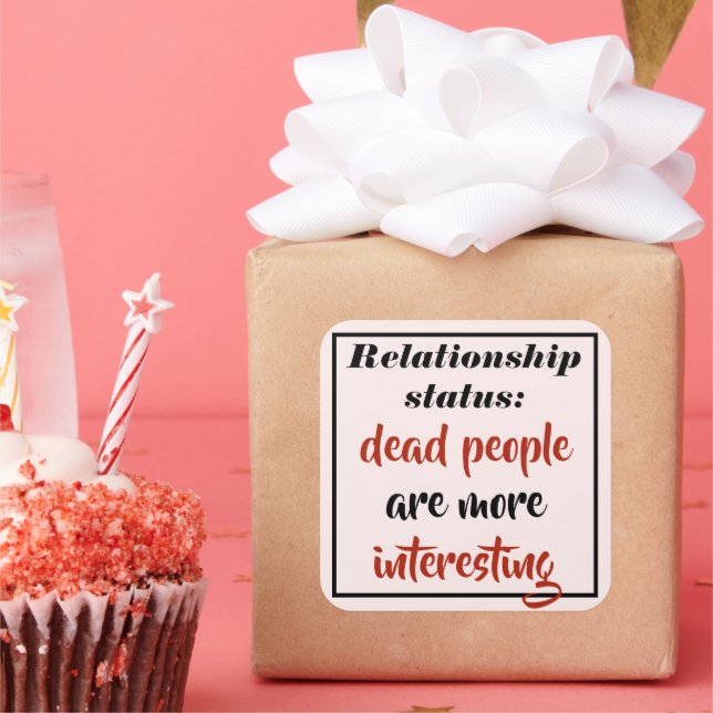 Adesivo Quadrado Pessoas Engraçadas De Morto São Mais Interessantes (Festa)