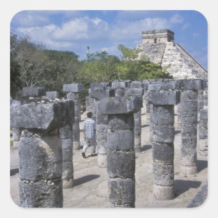 Adesivo Quadrado Pilares de pedra antigos em Chichen Itza. Central