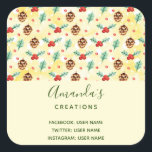 Adesivo Quadrado Pine Cones e Holly Christmas Patternos Business<br><div class="desc">Vinhetas comerciais com um padrão fofo com cones de pínus e holly em fundo de aquarela amarela com pequenos círculos brancos espalhados por aí.</div>