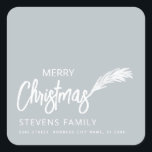 Adesivo Quadrado Pinho de tipografia minimalista Feliz Natal<br><div class="desc">Minúsculo e elegante galho de pinheiros de aquarela Feliz Natal. Design profissional moderno e atraente com o toque contemporâneo. Um toque de elegância e estilo. Personalize com os detalhes do seu monograma inicial,  nome e endereço.</div>