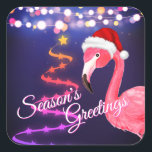 Adesivo Quadrado Pink Flamingo Festivo Natal Da Praia Tropical<br><div class="desc">O adesivo de Natal da praia tropical de Saudações desta temporada apresenta um flamingo rosa vestindo um chapéu de Papai Noel vermelho e branco. Há luzes festivas de cordas de férias e uma árvore de Natal de Friso e Estrelas. -</div>