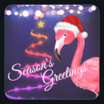 Adesivo Quadrado Pink Flamingo Festivo Natal Da Praia Tropical<br><div class="desc">O adesivo de Natal da praia tropical de Saudações desta temporada apresenta um flamingo rosa vestindo um chapéu de Papai Noel vermelho e branco. Há luzes festivas de cordas de férias e uma árvore de Natal de Friso e Estrelas. -</div>