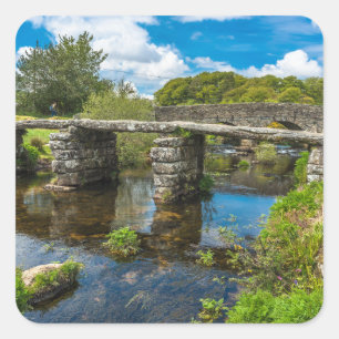 Adesivo Quadrado Ponte medieval do clapper sobre o rio em Dartmoor,