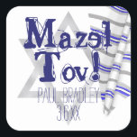 Adesivo Quadrado Prece Azul Shawl Mazel Tov Bar Mitzvah<br><div class="desc">Decorre seus envelopes e favoritos para festas com um belo talão azul e cinza listrado e uma estrela brilhante de folha de papel de David Mazel Tov! Estas etiquetas de correio ou adesivos de sacos de tratamento são uma adição de excelente ao Pacote de convite do Bar Vivid Blue e...</div>