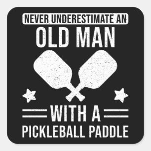 Adesivo Quadrado Presente de Pickleball Nunca subestime um Velho
