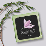 Adesivo Quadrado Púrpura Magnolia Floral Weding Favor em Preto<br><div class="desc">Os autocolantes personalizados com uma bela magnólia roxa florescem aquarela e seu texto para qualquer ocasião em letras brancas chicas em fundo preto, perfeito para favores de festa de casamento, chá de panela, selos de convite para casamento e muito mais. Disponível em diferentes formas. CORRESPONDENTE A ITENS na nossa loja....</div>