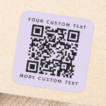 Adesivo Quadrado QR código de texto personalizado superior púrpura<br><div class="desc">Lavanda clara, adesivos quadrados com o seu código QR e texto personalizado, uma linha no topo e uma no fundo. Alterar fontes e cores, mover e redimensionar elementos com a ferramenta design. NOTA! VOCÊ PRECISA SUBSTITUIR O MODELO DE CÓDIGO QR POR SEU PRÓPRIO CÓDIGO QR! Siga-nos no Facebook: @business stationery...</div>