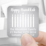 Adesivo Quadrado Qualquer Texto Menorah Faux Foil Return Address La<br><div class="desc">Adicione um toque de cartão de feriado chic com essas elegantes etiquetas de endereço de retorno brilhantes de folha branca e falso prata/selos de envelope. Todo texto pode ser facilmente personalizado com nome e endereço. Design moderno minimalista apresenta as velas acesas de uma menorah e na moda e tipografia no...</div>