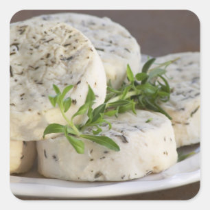Adesivo Quadrado Queijo de cabra francês - chevre - com ervas em um