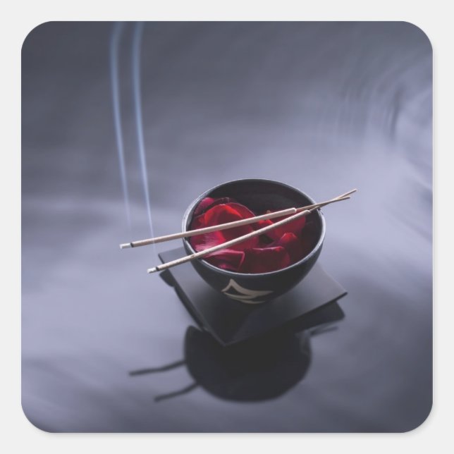 Adesivo Quadrado Queimando incenso em cima da tigela de pétalas (Frente)