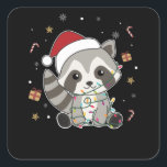 Adesivo Quadrado Raccoon Christmas Snow Winter Raccoons<br><div class="desc">O racon a suavidade com luzes de fada. Animais engraçados com presentes e neve até as férias. Também é engraçado para o Natal em julho. Os guaxinins são animais doces e perfeitos para o Natal.</div>