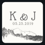 Adesivo Quadrado Recanto na Montanha ⎥Sticker de Monograma<br><div class="desc">Lindo adesivo de monograma de casamento em estilo rústico com monogramas em fonte rústica e ilustração de montanha com florestas</div>
