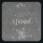 Adesivo Quadrado Recem casados Chalkboard Casamentos Anéis e Sinos<br><div class="desc">Excelentes para recepção de casamento ou para favores de festa de casamento. Acessórios correspondentes do quadro do quadro do "recem casados" disponíveis.</div>