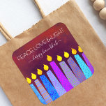 Adesivo Quadrado Red Hanukkah Peace Love Light Blue Boho Candles<br><div class="desc">"Paz, amor e luz." Uma ilustração lúdica, moderna e artística das velas de padrão de feto ajuda você a insistir nas festas de Chanucá. Velas azuis cortadas com padrões coloridos de folha de alumínio sobrepõem-se a um fundo de textura laranja vermelho, rico e profundamente queimado. Sinta o calor e a...</div>