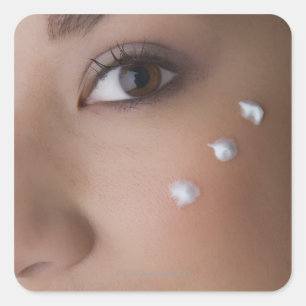 Adesivo Quadrado Retrato de uma jovem com creme nela